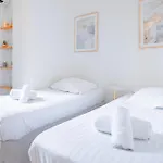 Bright Renovated In Center Of Old Apartamento