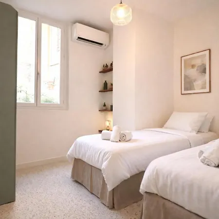 Lejlighed Bright Apartment Renovated In Center Of Old Antibes Antibes