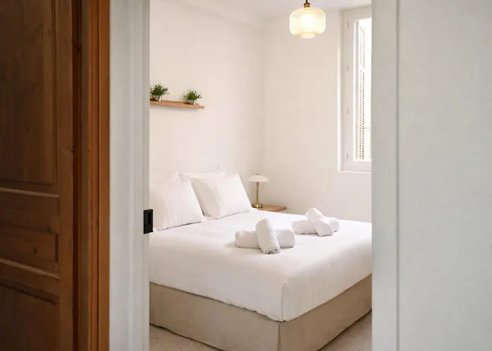 Bright Apartment Renovated In Center Of Old Antibes Lejlighed Antibes