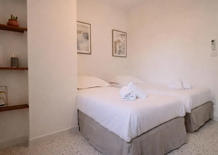 Lejlighed Bright Apartment Renovated In Center Of Old Antibes *