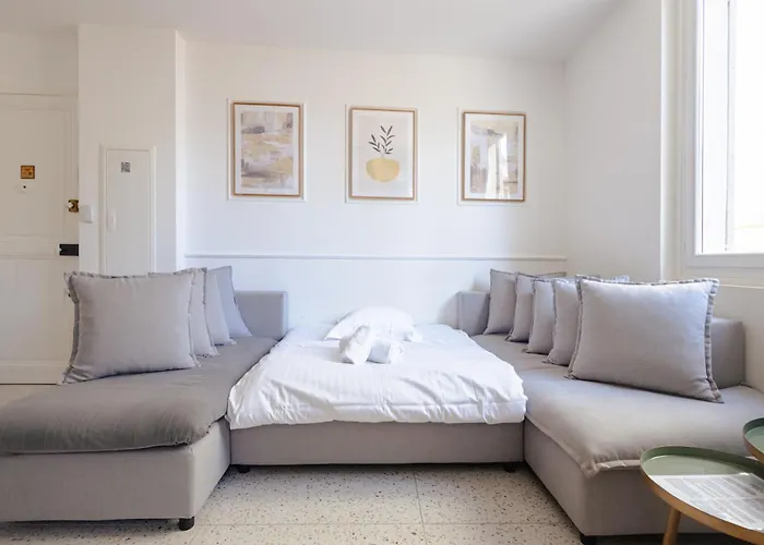 Bright Apartment Renovated In Center Of Old Antibes דירה *