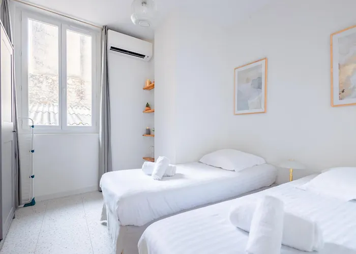 Bright Apartment Renovated In Center Of Old Antibes Appartement