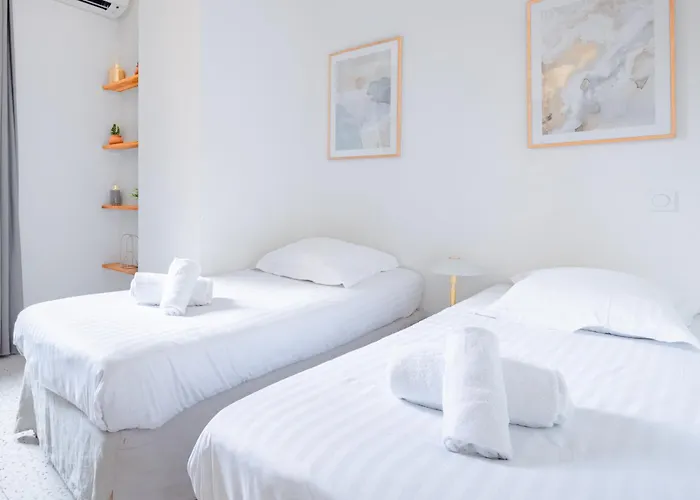 Bright Apartment Renovated In Center Of Old Antibes דירה