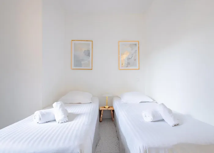 Bright Apartment Renovated In Center Of Old Antibes דירה אנטיב